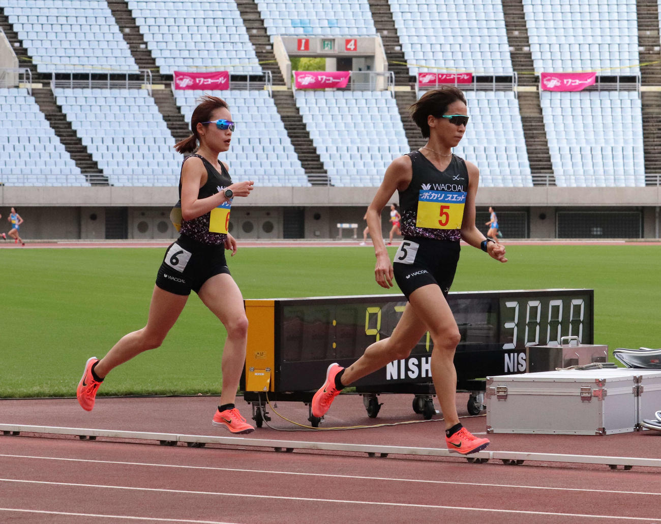 女子5000メートル決勝で優勝したワコール、安藤友香（右）と2位の一山麻緒（左）（撮影・三宅ひとみ）＝2021年5月16日、、ヤンマースタジアム長居