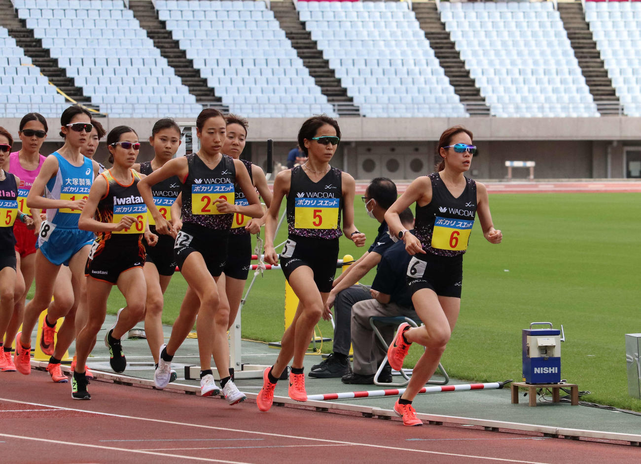 女子5000メートル決勝で優勝したワコール、安藤友香（右から2番目）と2位の一山麻緒（右端）（撮影・三宅ひとみ）＝2021年5月16日、、ヤンマースタジアム長居