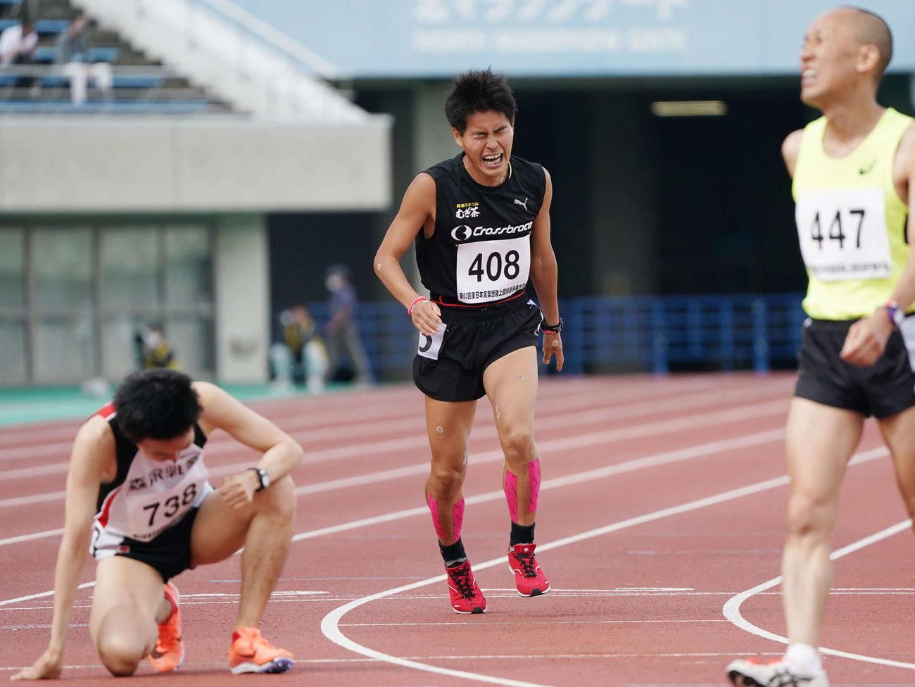 シニア男子1500メートルで苦しそうにゴールするM高史（撮影・河野匠）