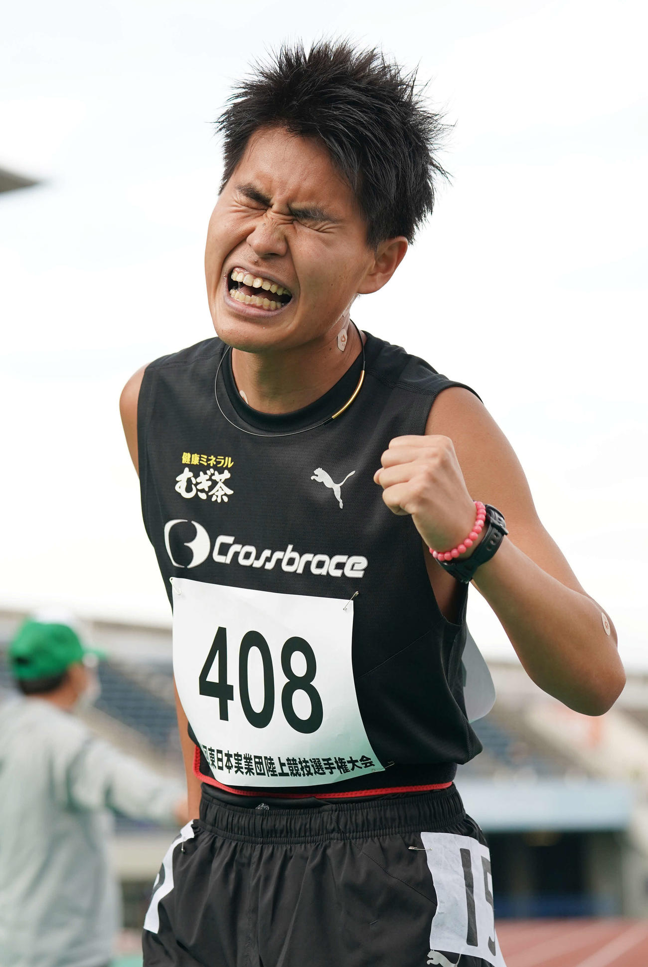 シニア男子1500メートルでゴール後、苦しそうにポーズをとるM高史（撮影・河野匠）
