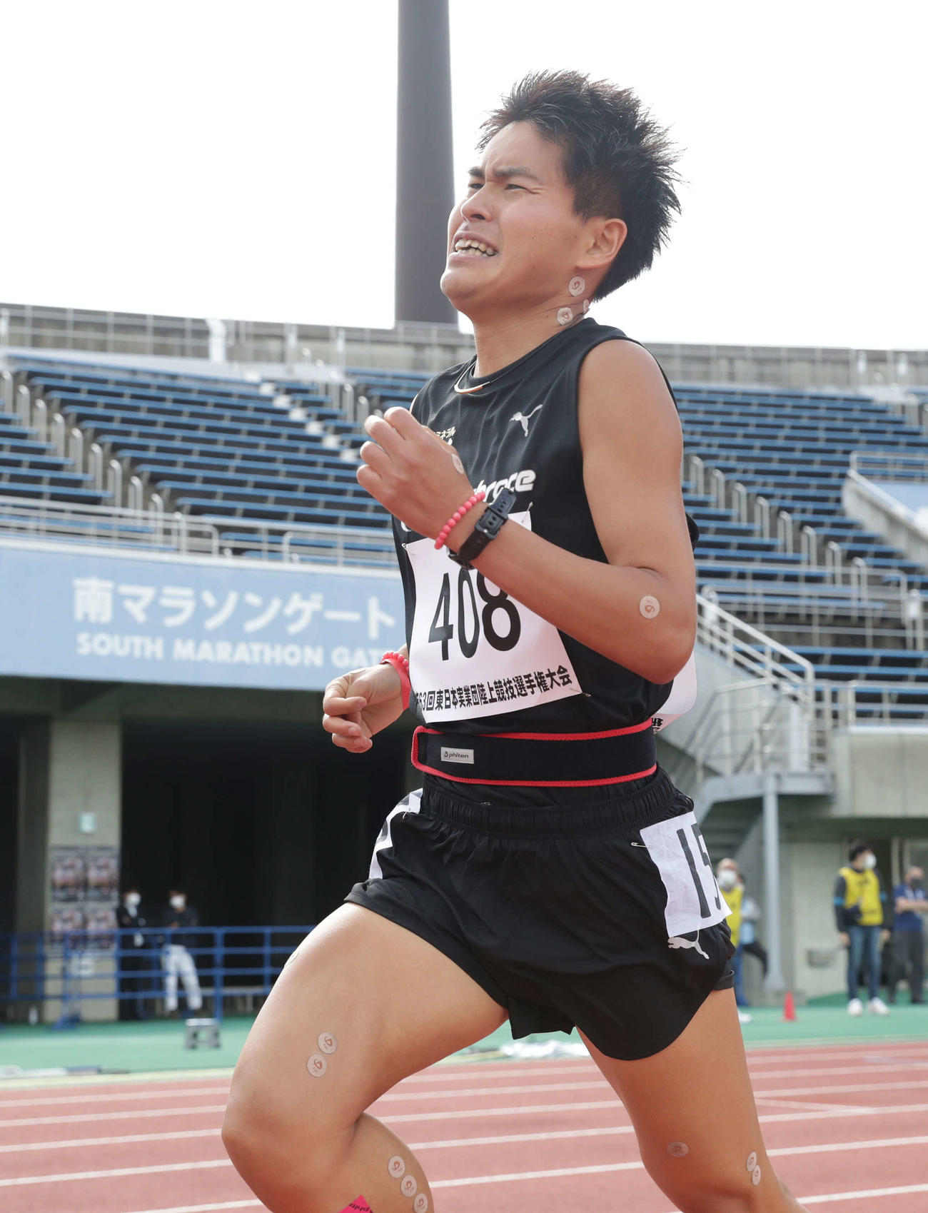 シニア男子1500メートルで力走するM高史（撮影・河野匠）