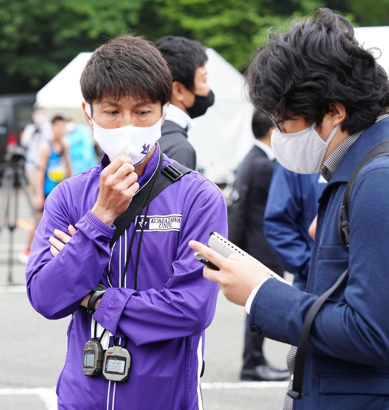 よみうりランドで行われた関東学生対校選手権の男子2部ハーフマラソンのレース後、取材に応じる駒大・藤田ヘッドコーチ（左）（撮影・江口和貴）