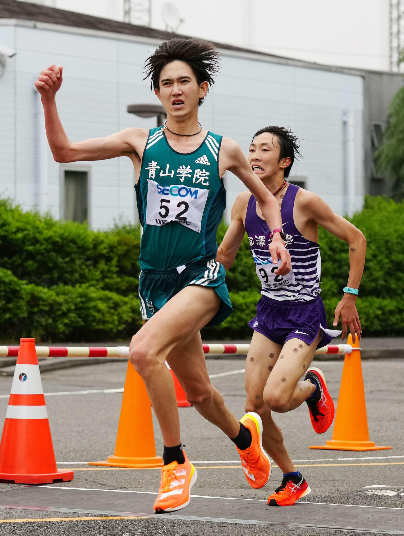 よみうりランドで行われた関東学生対校選手権の男子2部ハーフマラソンで優勝した青学大・西久保。右は2位の駒大・花尾（撮影・江口和貴）