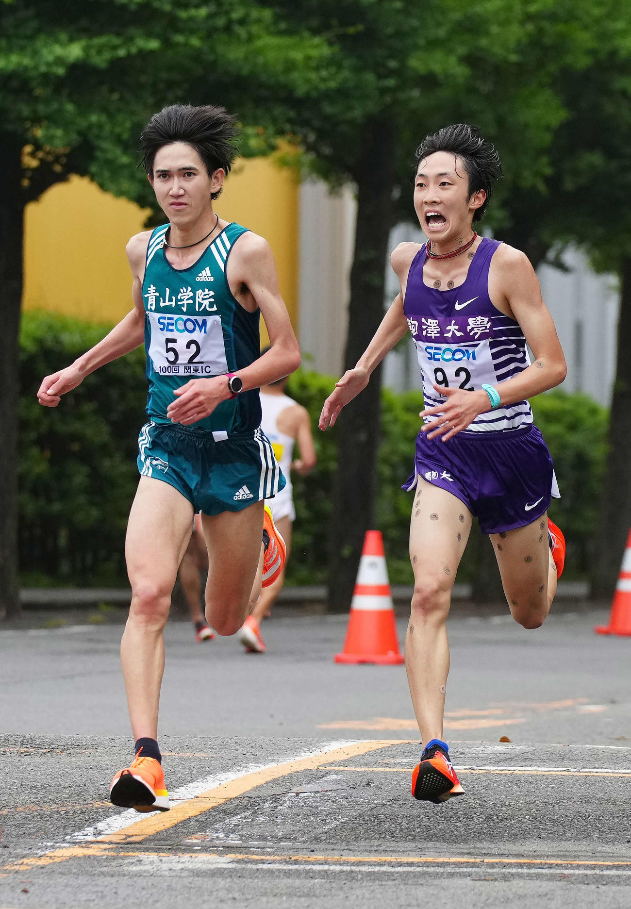 関東学生対校選手権の男子2部ハーフマラソンのゴール前で駒大・花尾（右）をかわし優勝した青学大・西久保（撮影・江口和貴）