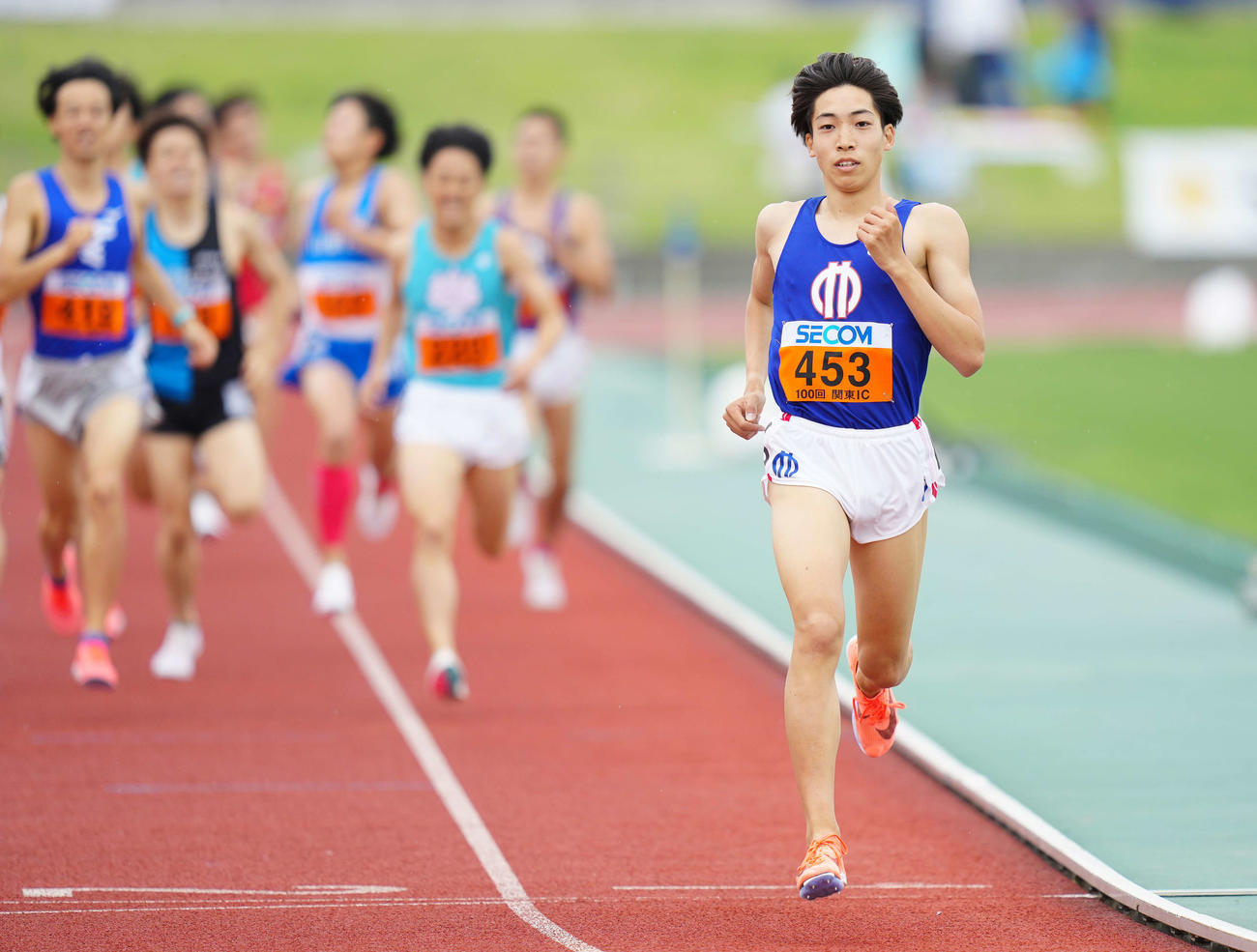 関東学生対校選手権の男子1部1500メートル予選2組、1着でゴールする順大・三浦（撮影・江口和貴）