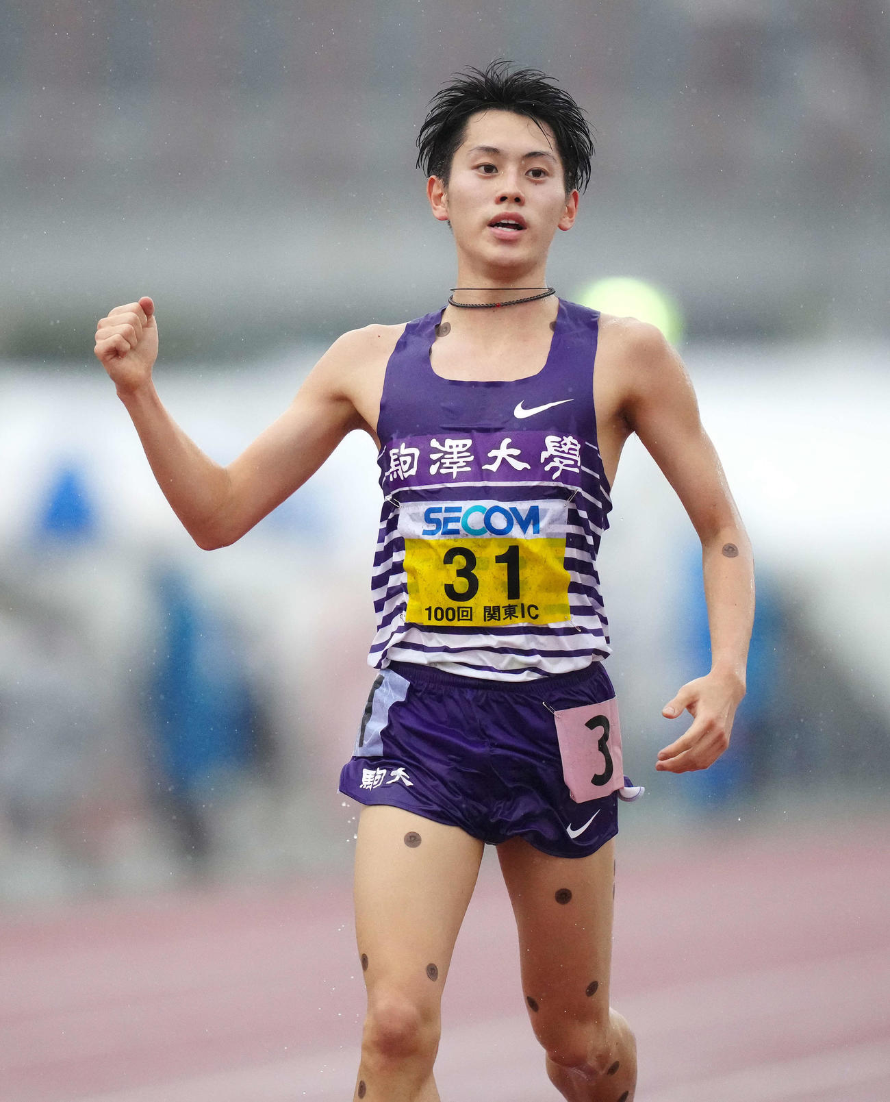 関東学生対校選手権の男子2部1万メートル決勝で日本人1位となる3位でゴールしガッツポーズする駒大・唐沢（撮影・江口和貴）