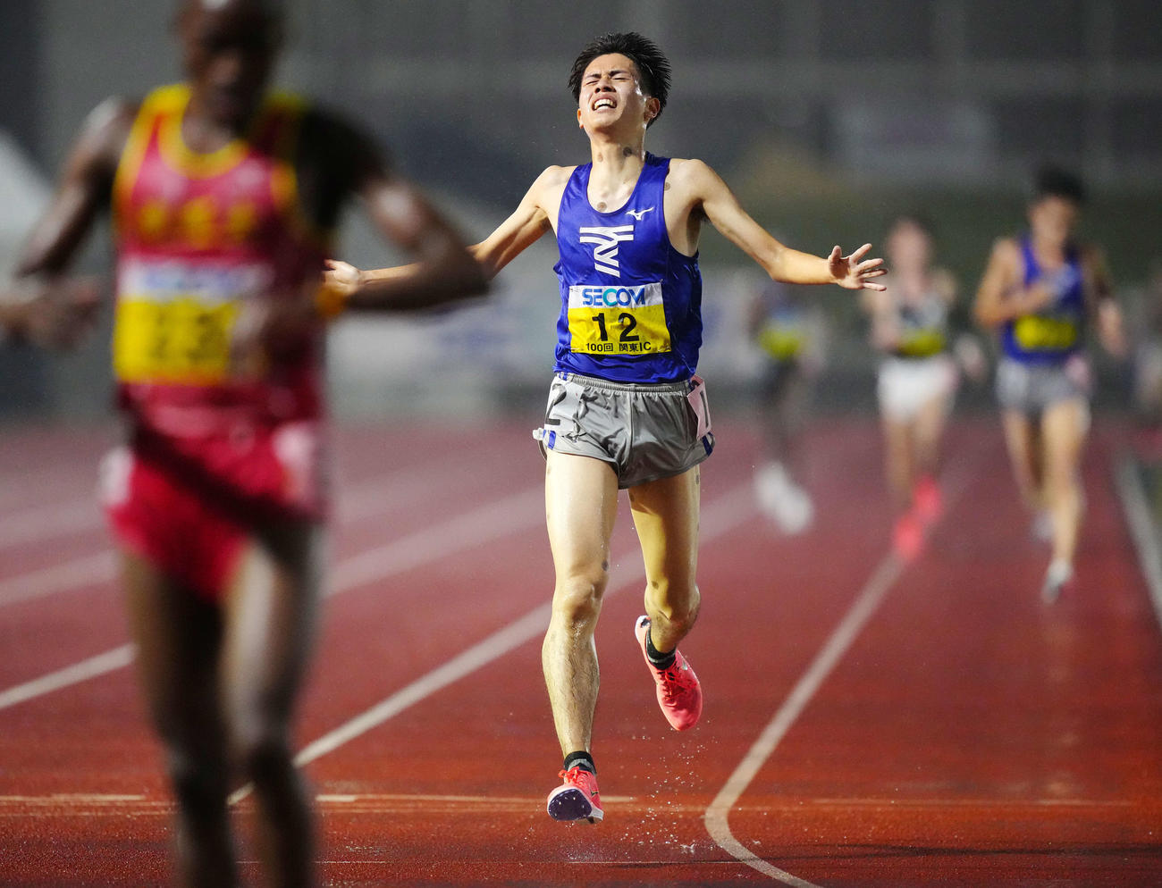 関東学生対校選手権の男子1部1万メートル決勝、2位でゴールする東海大・石原（撮影・江口和貴）