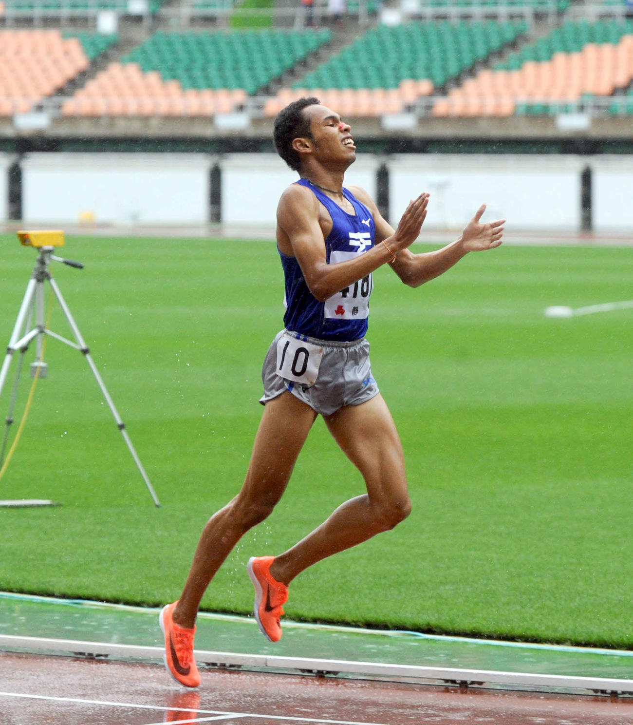 男子1500メートル決勝　大会新を確認し、手を叩いて喜ぶ東海大静岡翔洋の兵藤ジュダ