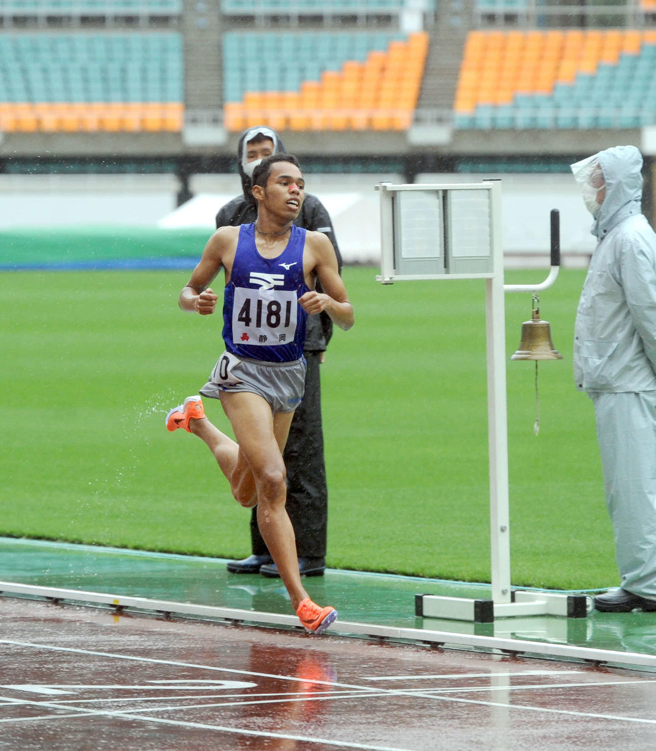 男子1500メートル決勝、大会新記録でゴールする東海大静岡翔洋の兵藤ジュダ
