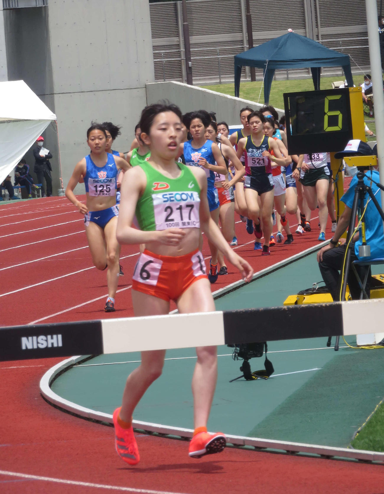 関東学生対校選手権の女子1部3000メートル障害決勝で1周目から後続を引き離して走る大東大・吉村（撮影・上田悠太）