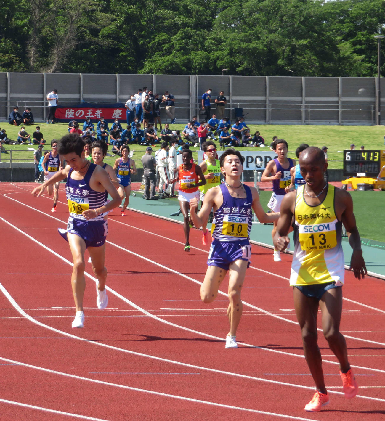 関東学生対校選手権の男子2部5000メートル決勝で競り合いながらフィニッシュする駒大の鈴木（ゼッケン36）と唐沢（同10）（撮影・上田悠太）