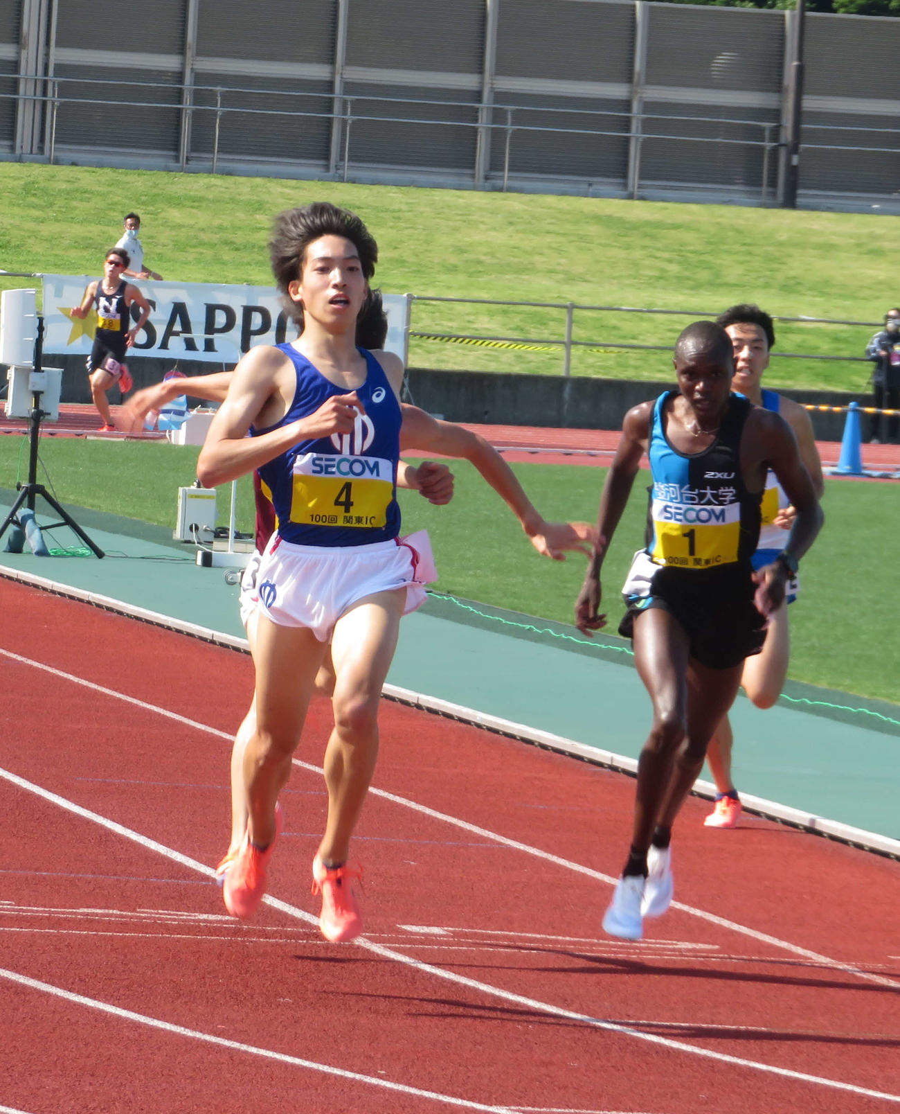 関東学生対校選手権の男子1部5000メートルでフィニッシュラインを駆け抜ける順大・三浦（ゼッケン4）（撮影・上田悠太）