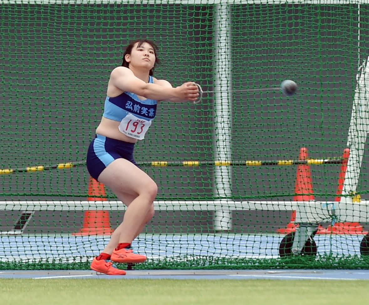 女子ハンマー投げで優勝した弘前実・村上