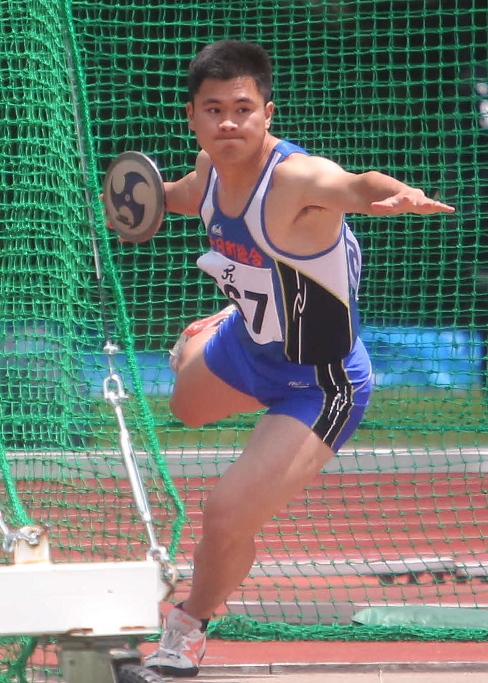 男子円盤投げで自己新で優勝を決めた上村