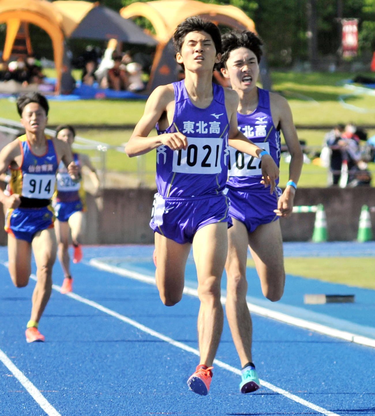 男子1500メートル、東北・高橋（中央）は神田大地（右）とのワンツー・フィニッシュを決める
