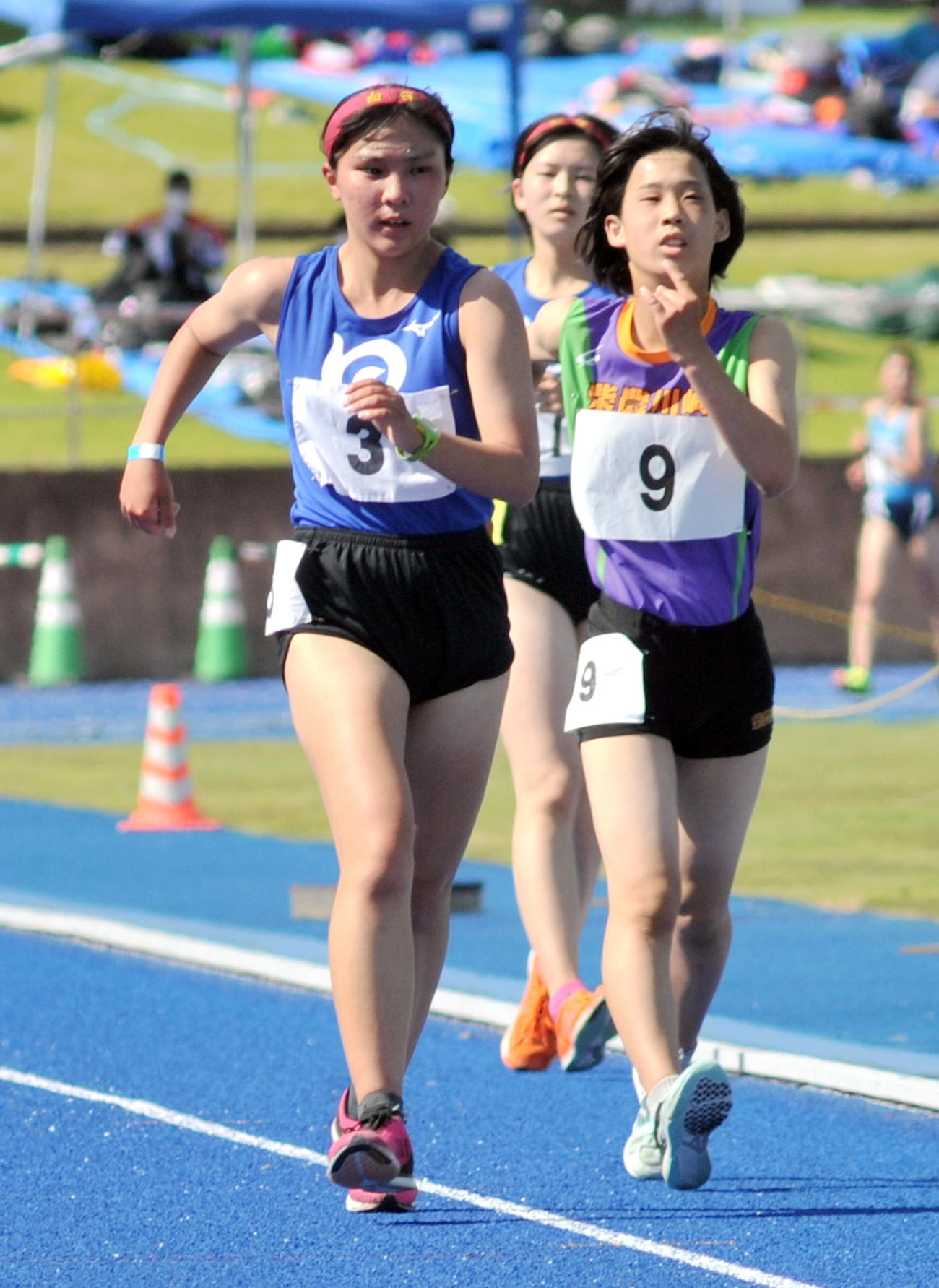 女子5000メートル競歩　白石の太田（左）はゴール直前、2位、3位を周回遅れにして快勝