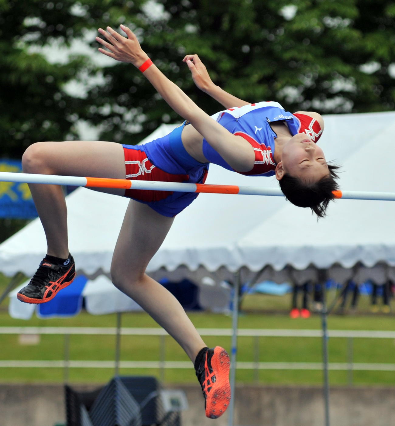 女子走り高跳びで古川学園の富沢は自己ベストの1メートル62で初優勝