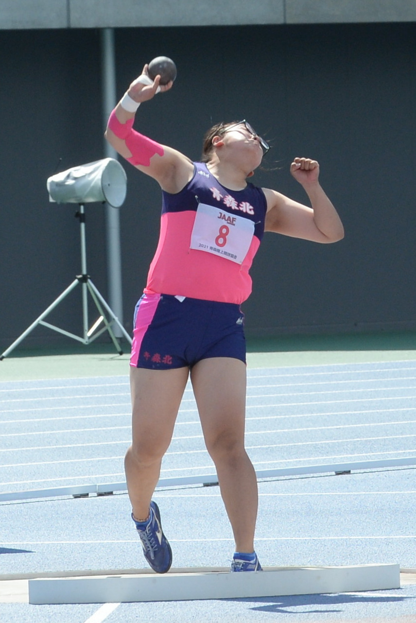 女子砲丸投げで優勝した青森北・田中