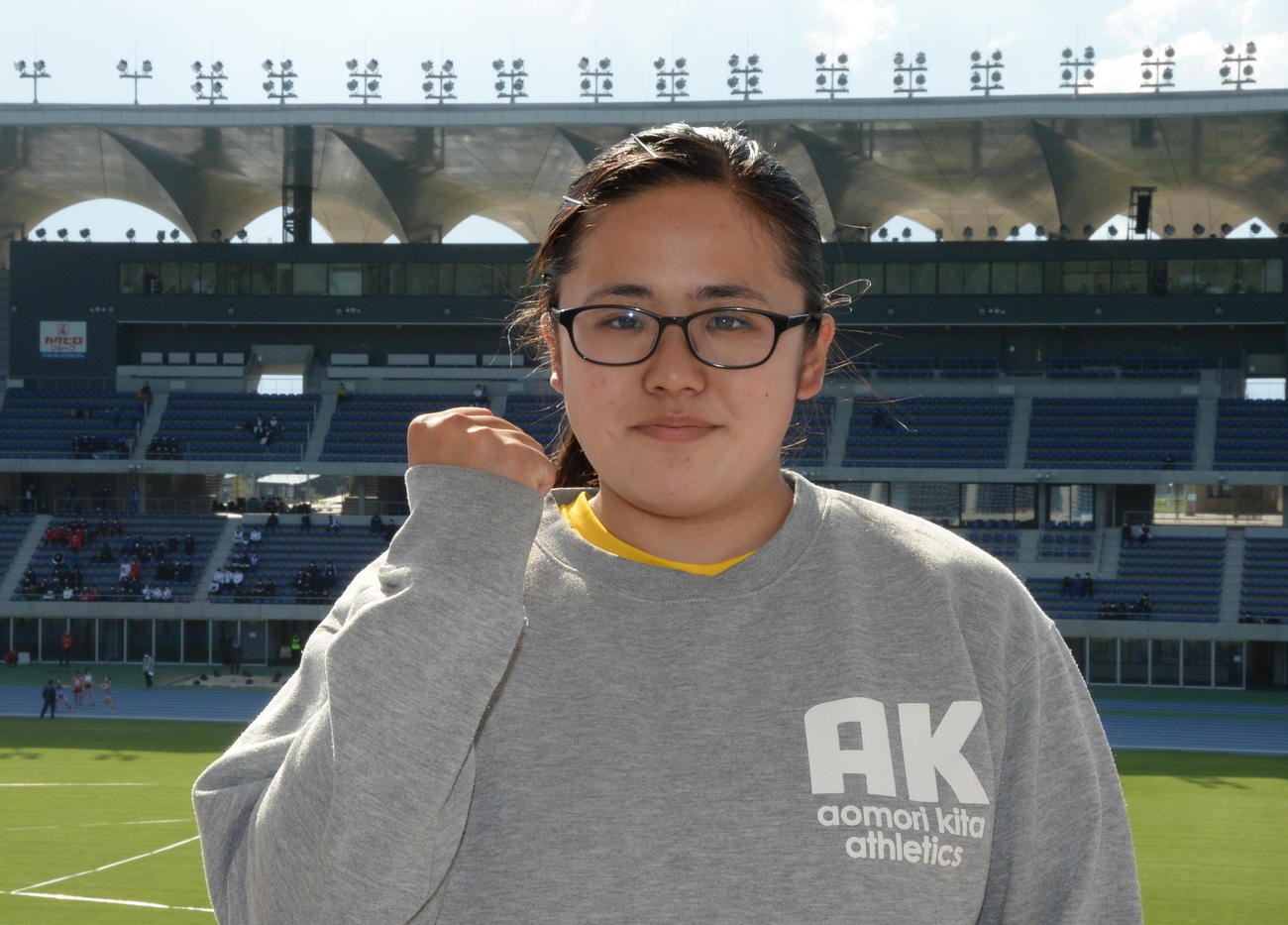 女子砲丸投げで優勝、ガッツポーズを見せる青森北・田中