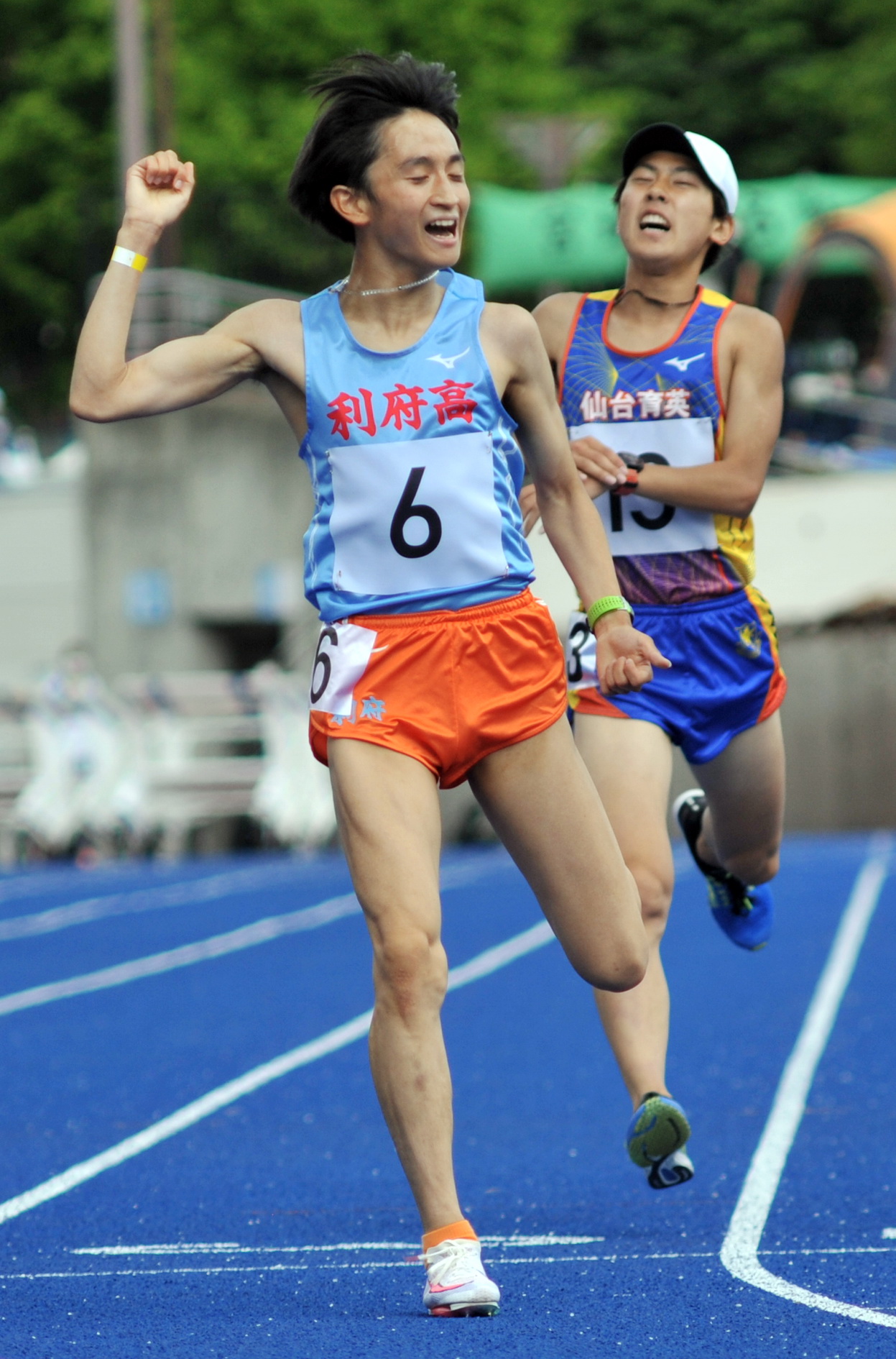男子5000メートル決勝　利府・野沢（左）は、仙台育英・吉居を最後の直線で差し切りガッツポーズ