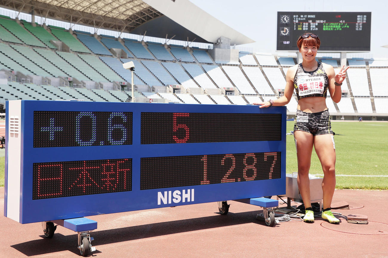 木南道孝記念陸上競技大会　女子100メートル障害予選1組　12秒87の日本新記録を更新する寺田明日香（撮影・清水貴仁）