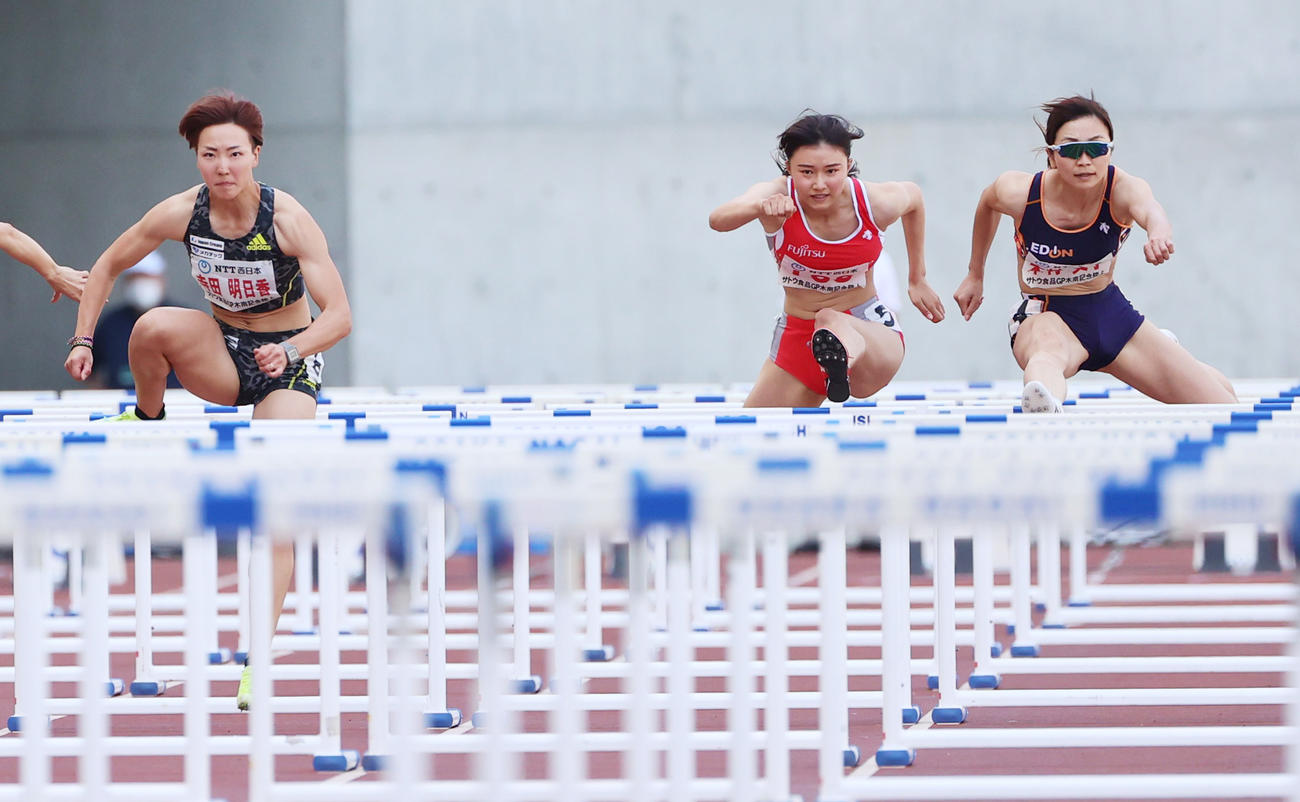 木南道孝記念陸上競技大会　女子100メートル障害決勝　13秒29で4位となる木村文子（右）、左は1位の寺田明日香（撮影・清水貴仁）