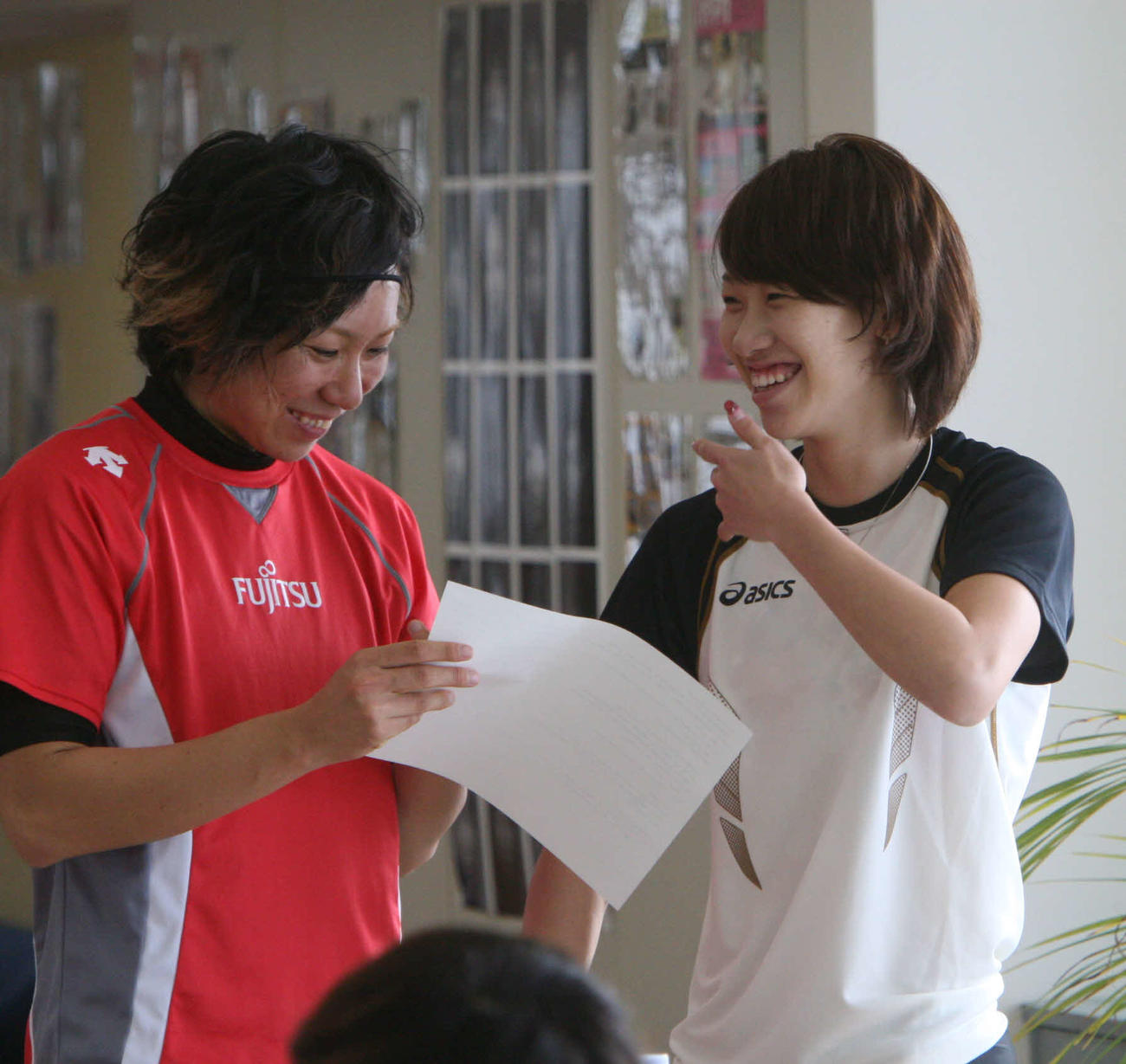福島千里（右）と談笑する高橋萌木子さん（2012年1月6日撮影）