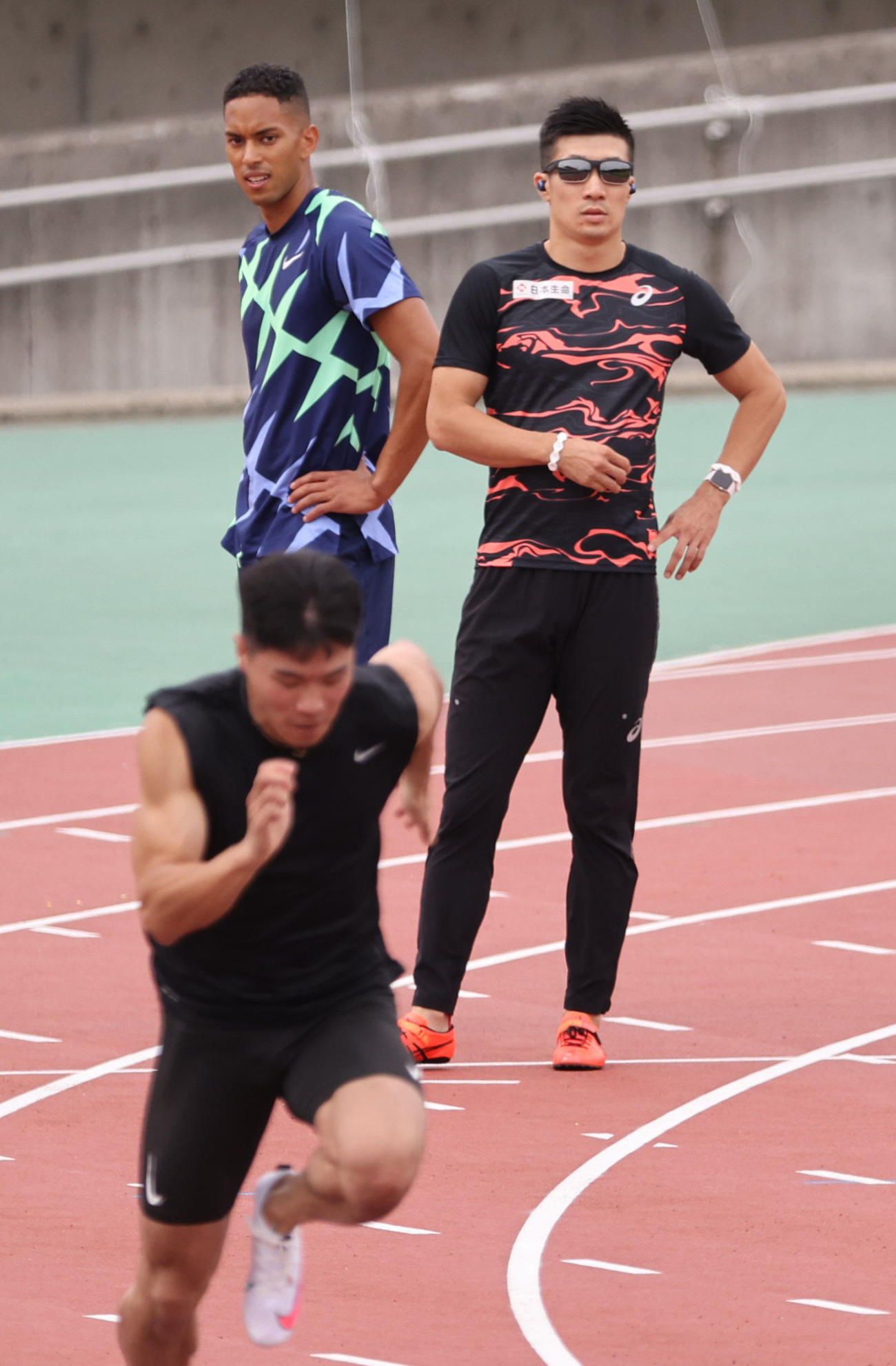 布勢スプリントの前日練習に臨む桐生祥秀（右）とケンブリッジ飛鳥（代表撮影）