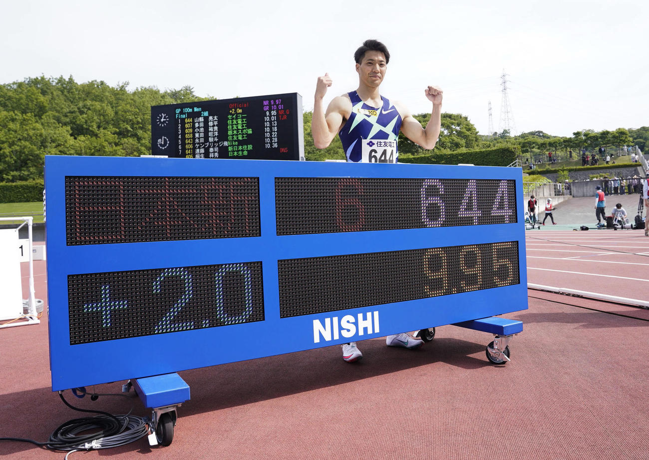 男子100メートルで9秒95の日本新記録で優勝し、ポーズをとる山県亮太（代表撮影）