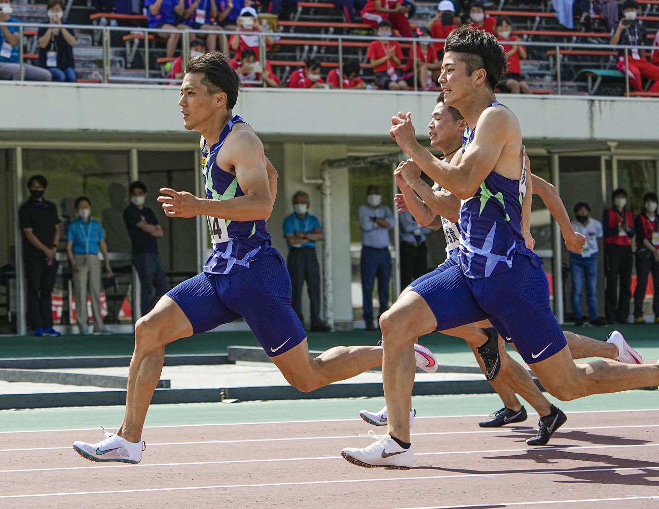 9秒95の日本新記録をマークして優勝した山県亮太（左）（代表撮影）