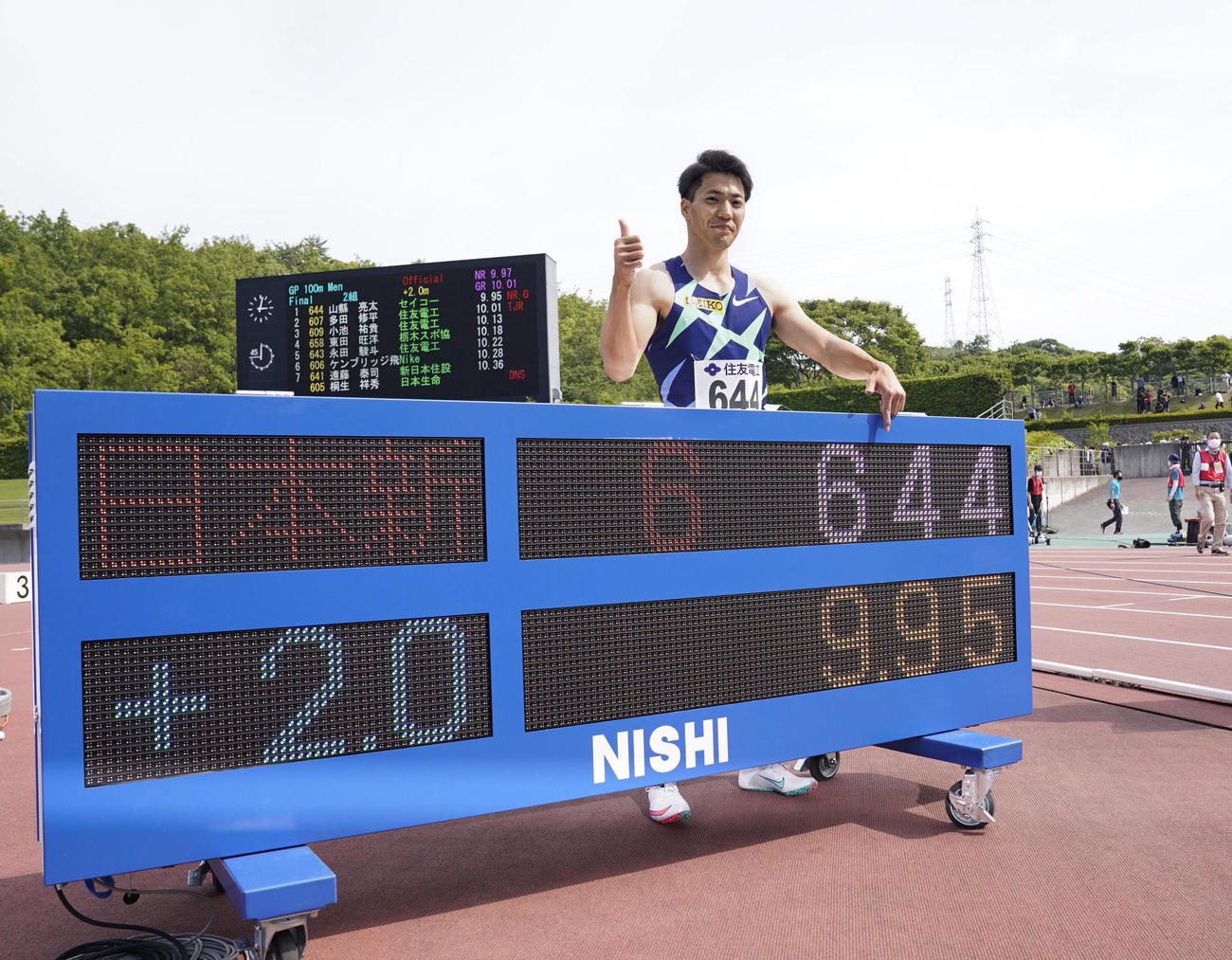 男子100メートルで9秒95の日本新記録で優勝し、ポーズをとる山県亮太（代表撮影）