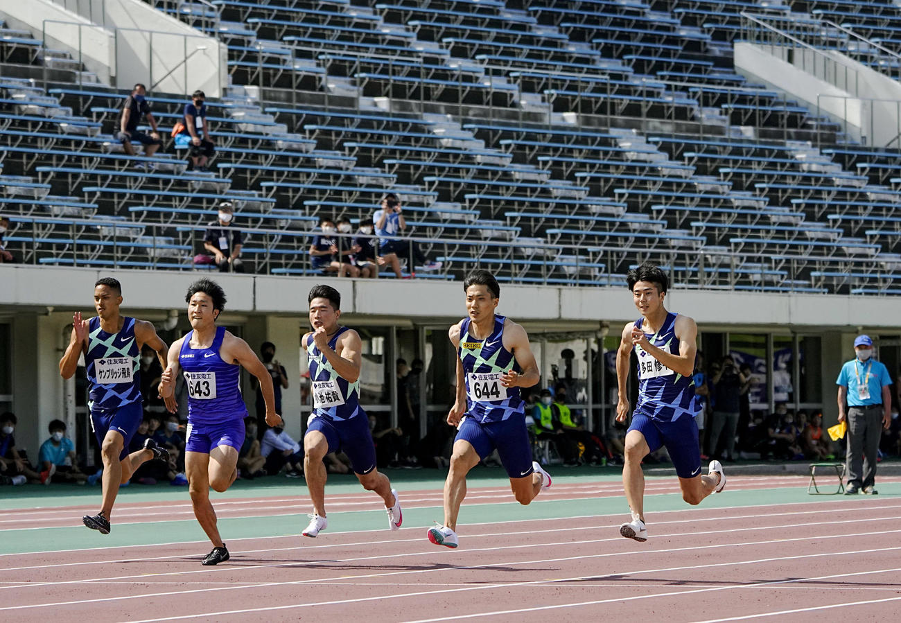 9秒95の日本新記録をマークして優勝した山県亮太（右から2人目）（代表撮影）