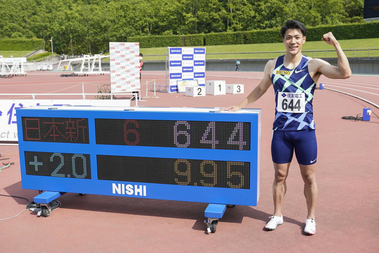 男子100メートルで9秒95の日本新記録をマークして優勝し、笑顔でポーズをとる山県亮太（代表撮影）