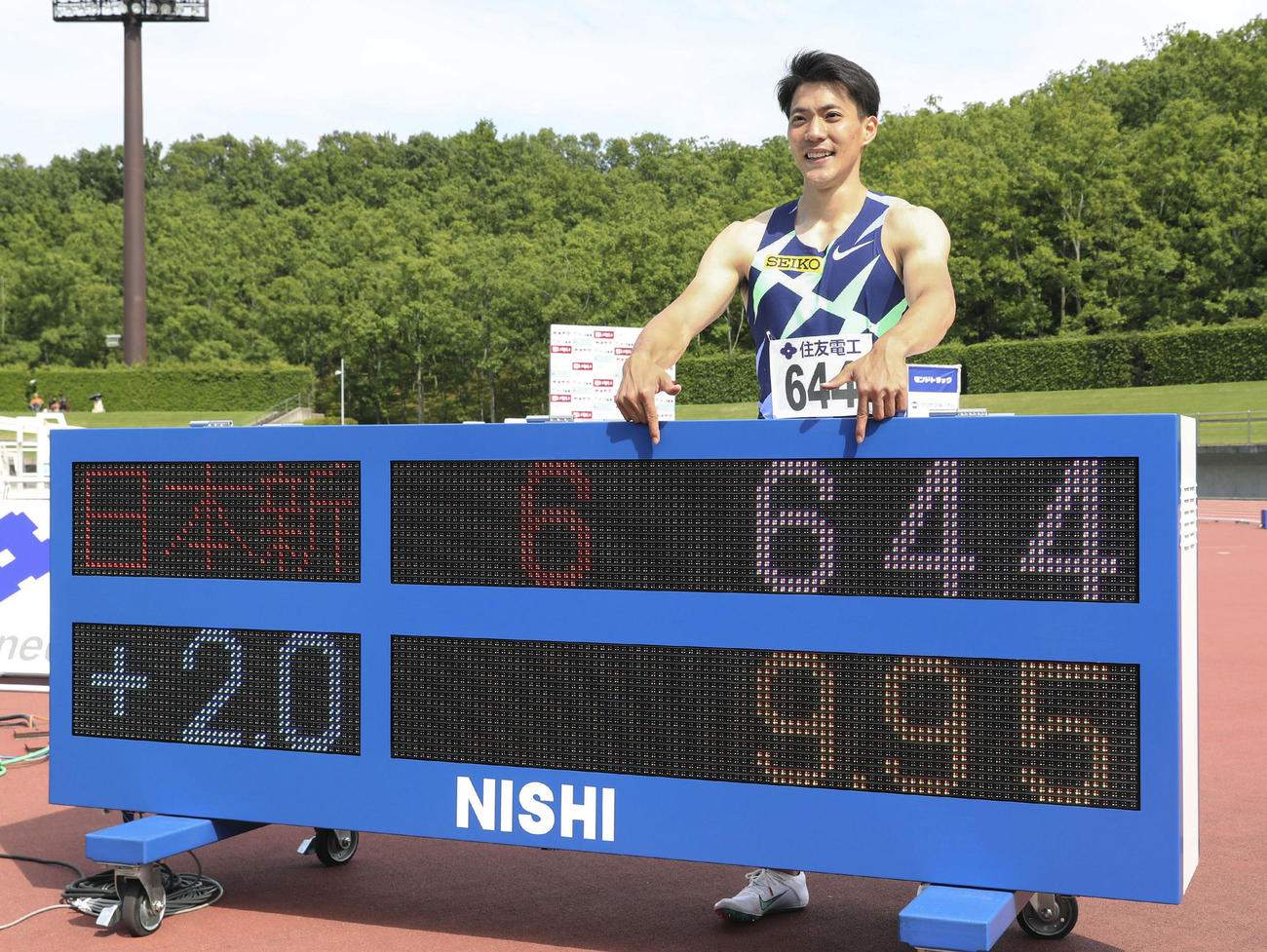 男子100メートル決勝で9秒95の日本新をマークし、笑顔でポーズをとる山県亮太（代表撮影）