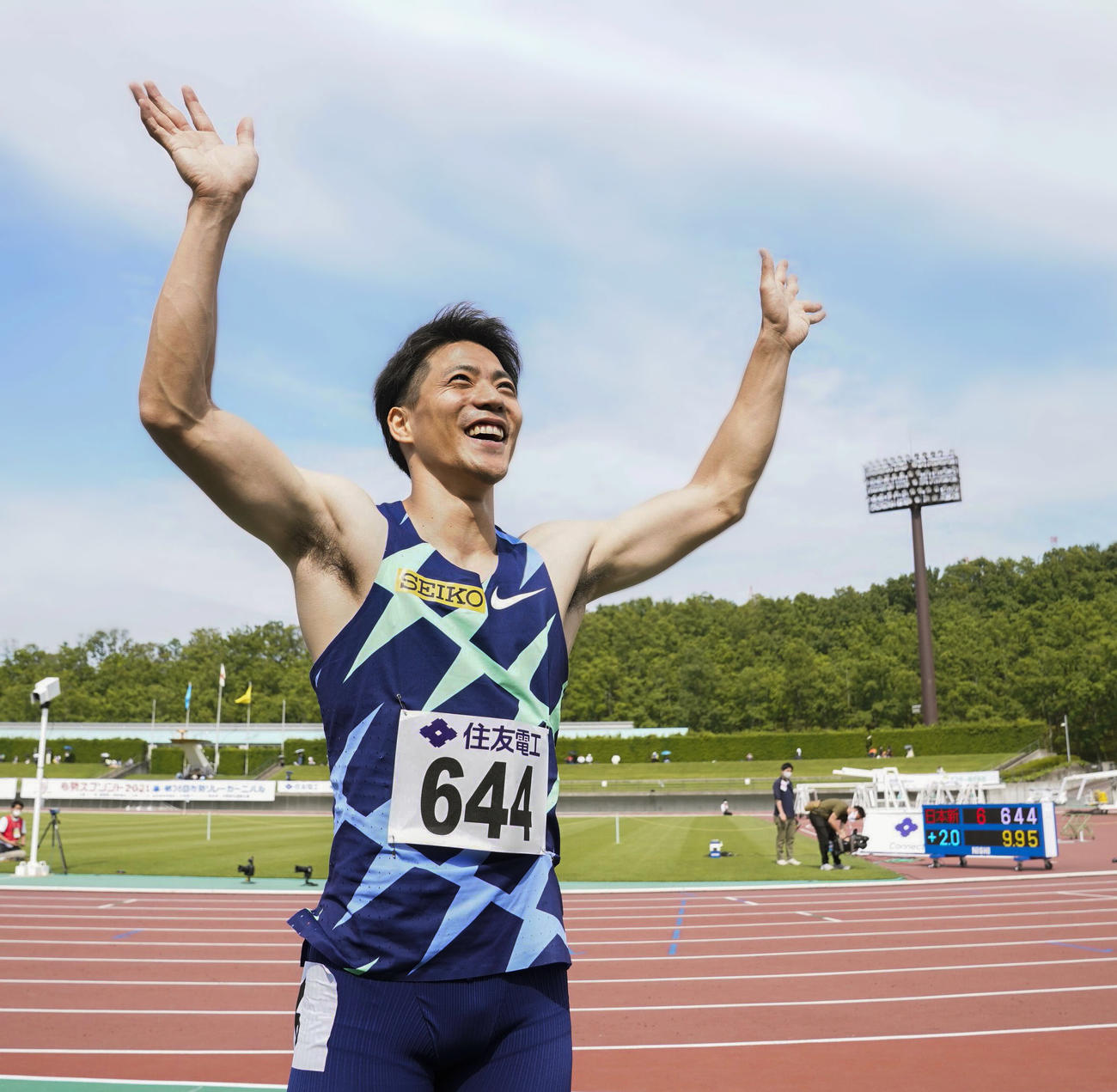 男子100メートルで9秒95の日本新記録をマークして優勝しスタンドに手を振る山県（代表撮影）