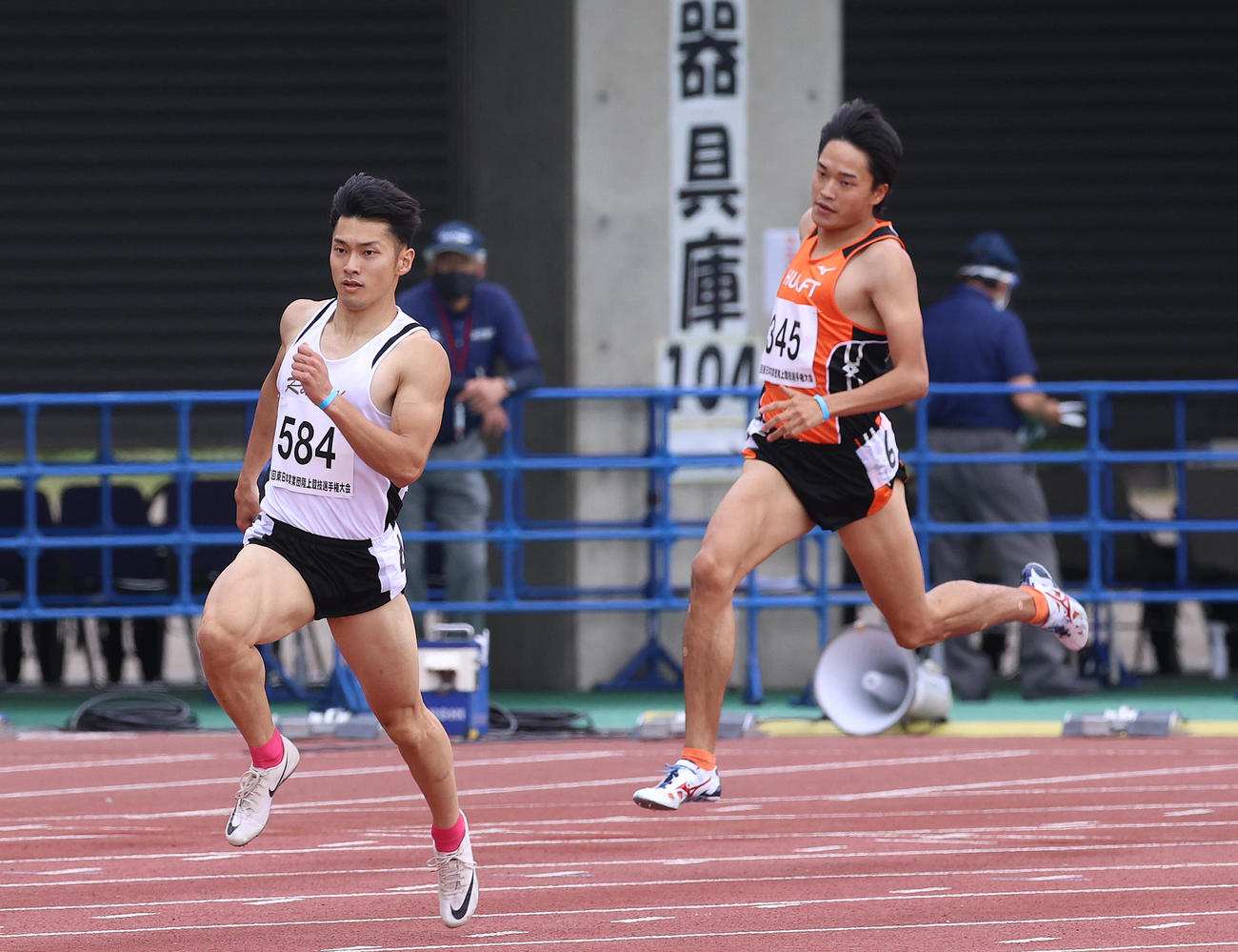 軽快に先頭を走る山木伝説（左）（2021年5月15日撮影）