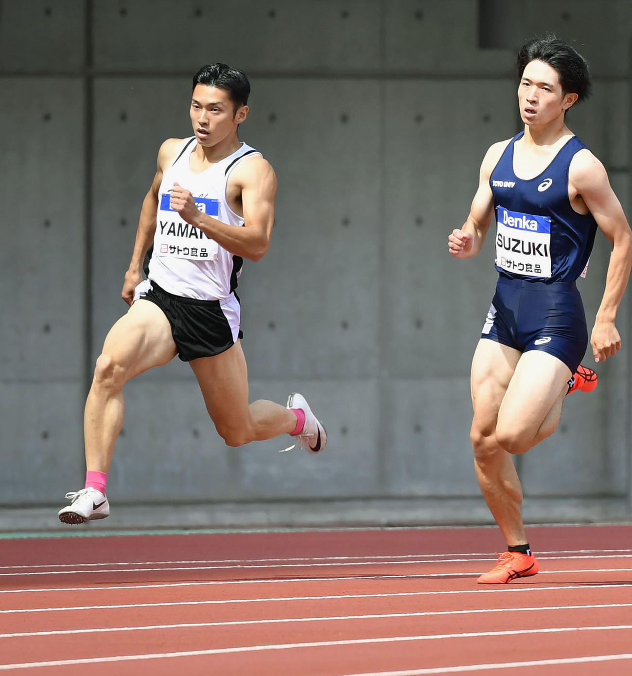 男子400 メートル （タイムレース）　45秒69で優勝した山木伝説（左）＝デンカビッグスワンスタジアム（共同）