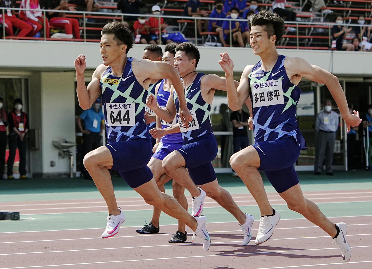 男子100メートル決勝で9秒95の日本新をマークした山県（左端）。手前は多田、奥は小池（代表撮影＝共同）