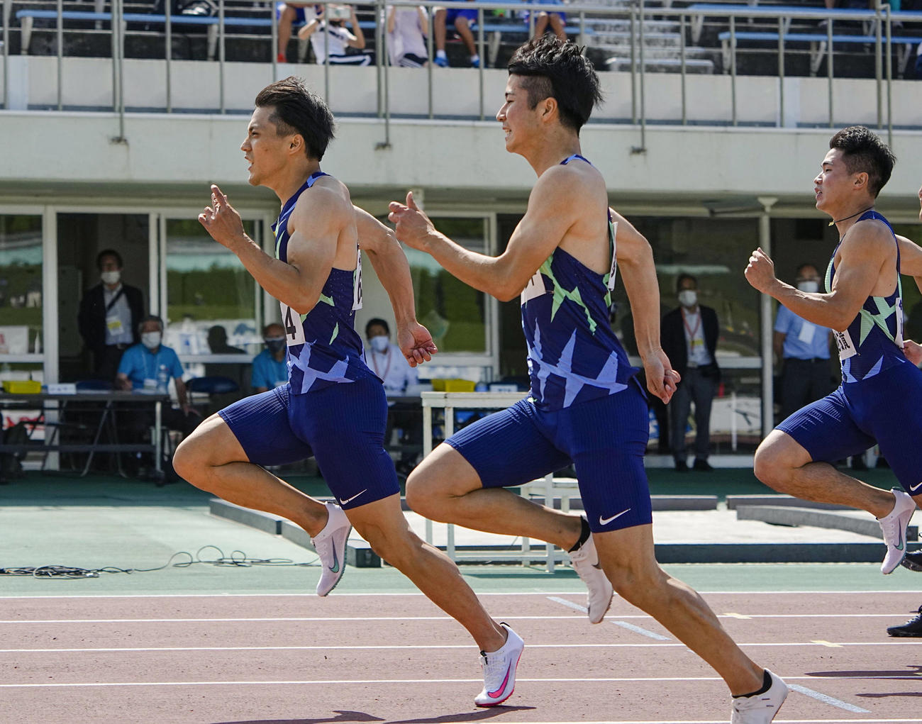 男子100メートル決勝で9秒95の日本新記録をマークして優勝した山県（左）、手前は多田、右は小池（代表撮影）