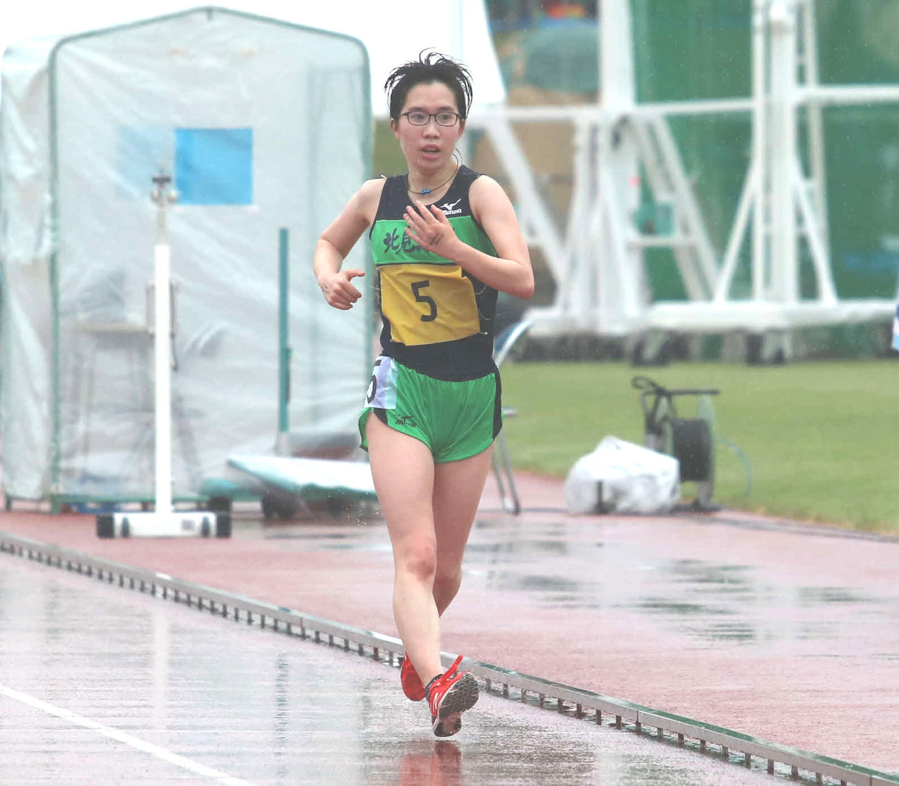 女子5000メートル競歩を道高校新で制した永井（撮影・山崎純一）