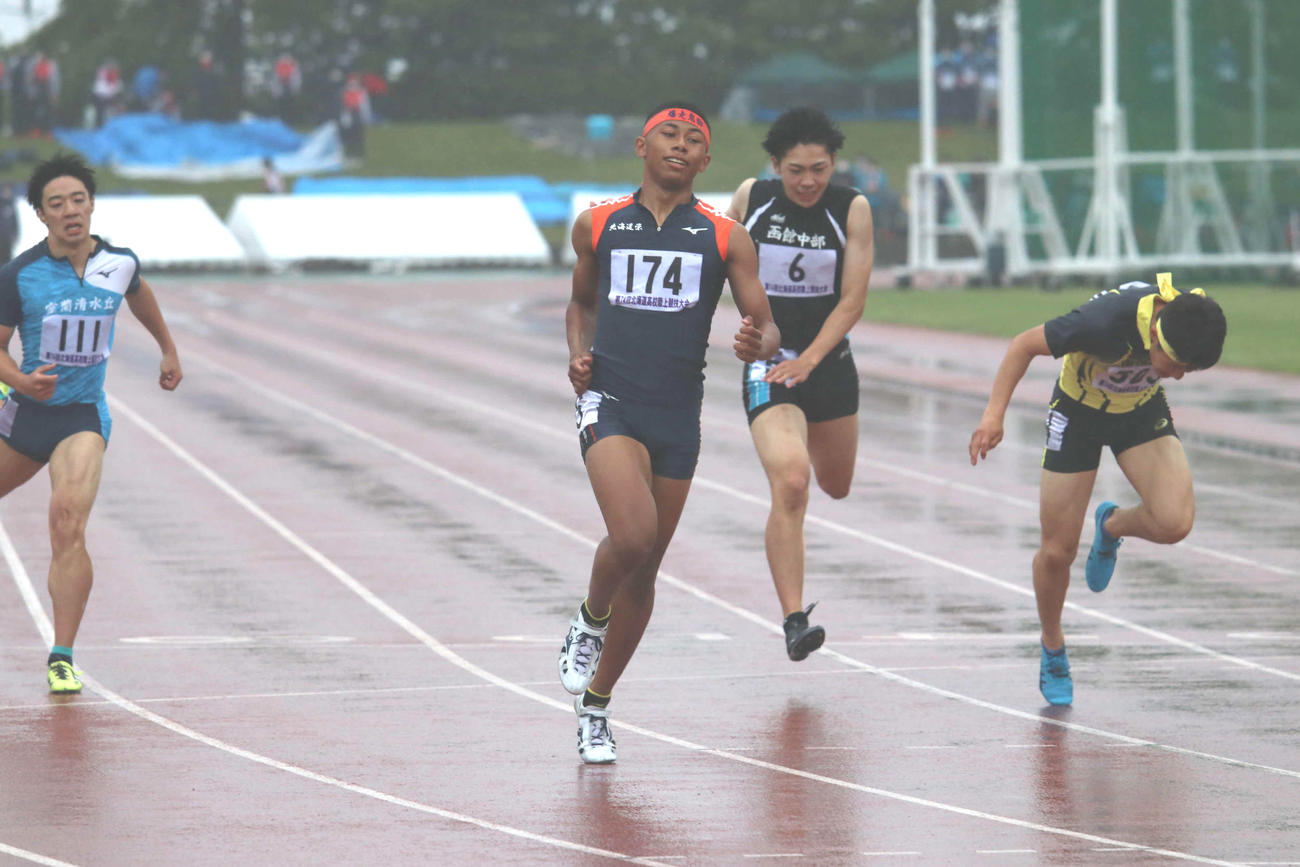 男子400メートルを自己ベストで制したエケジュニア（中央）（撮影・山崎純一）