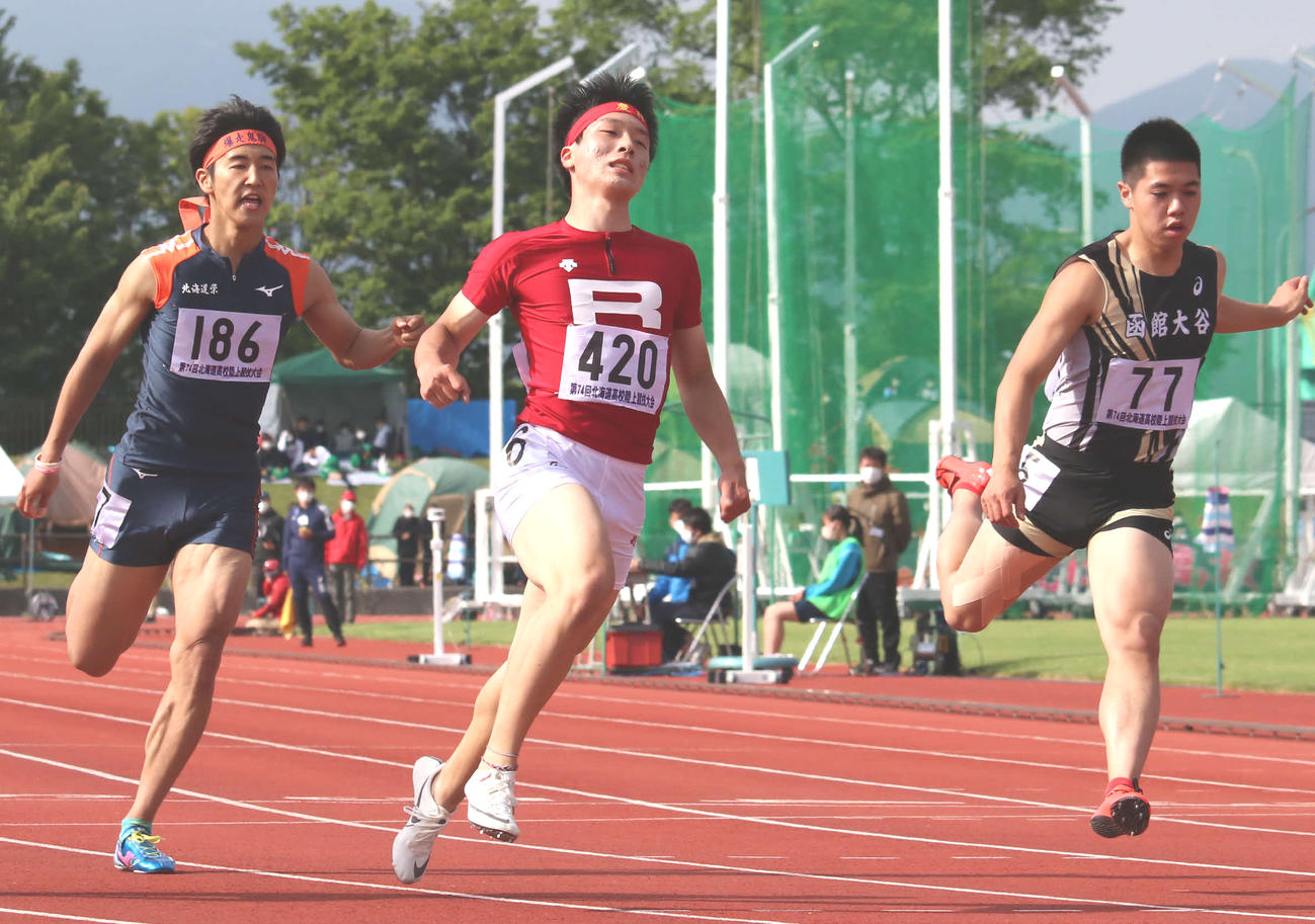 男子100メートルで優勝した立命館慶祥の水野（中央）（撮影・山崎純一）
