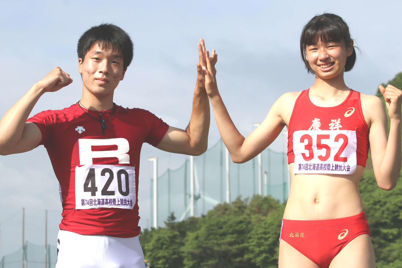 100メートルで史上初となる1年生での男女同時優勝を決めた立命館慶祥の水野（左）と神田（撮影・山崎純一）