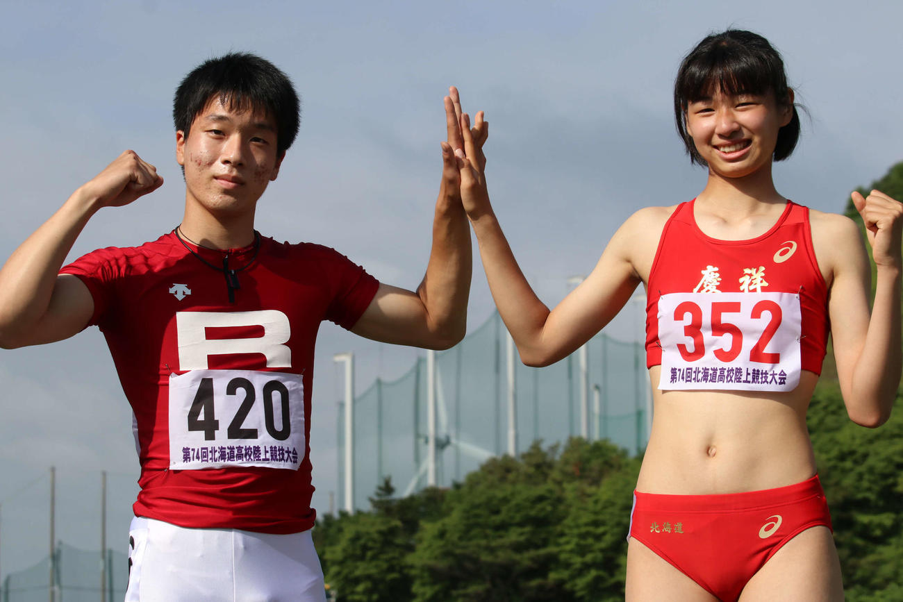 100メートルで史上初となる1年生での男女同時優勝を決めた立命館慶祥の水野（左）と神田（撮影・山崎純一）