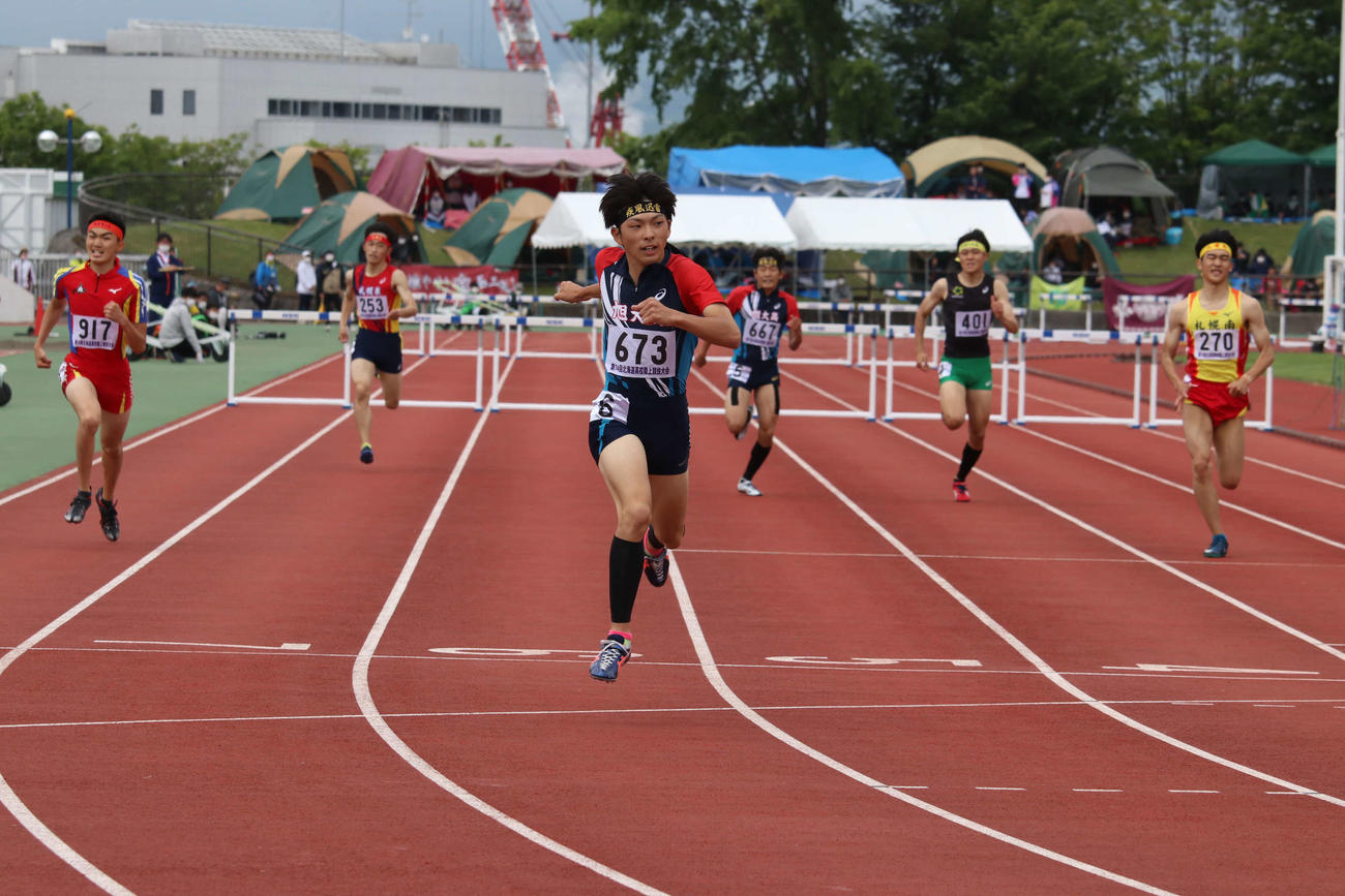 男子400メートル障害で優勝した旭川大高の殿山（撮影・山崎純一）