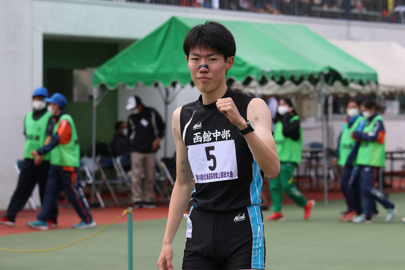 男子800メートルで優勝を決めガッツポーズをみせる函館中部の五島（撮影・山崎純一）