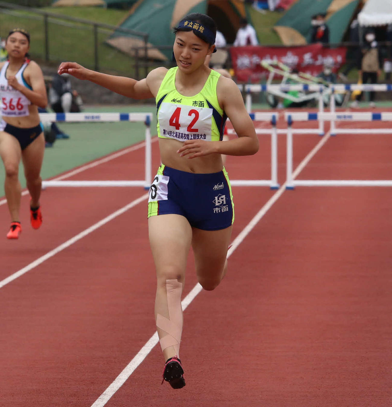 女子400メートル障害を制し、2冠を達成した函館の能戸（撮影・山崎純一）