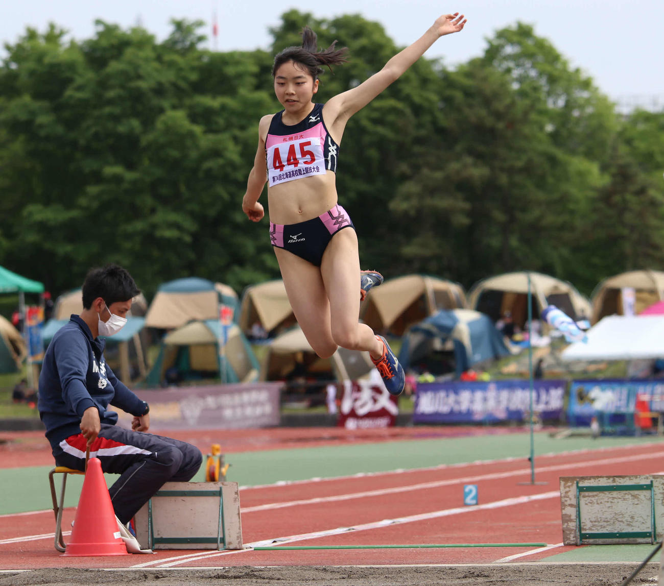 女子走り幅跳びで優勝した札幌日大の小林（撮影・山崎純一）