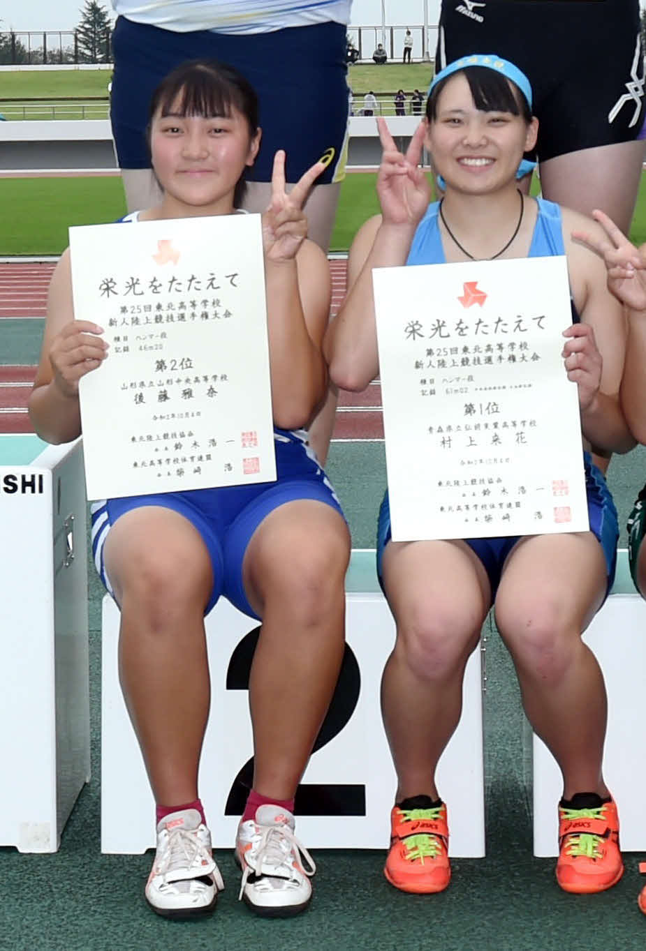 昨年10月、東北高校新人陸上の女子ハンマー投げ2位の山形中央・後藤（左）と1位の弘前実・村上
