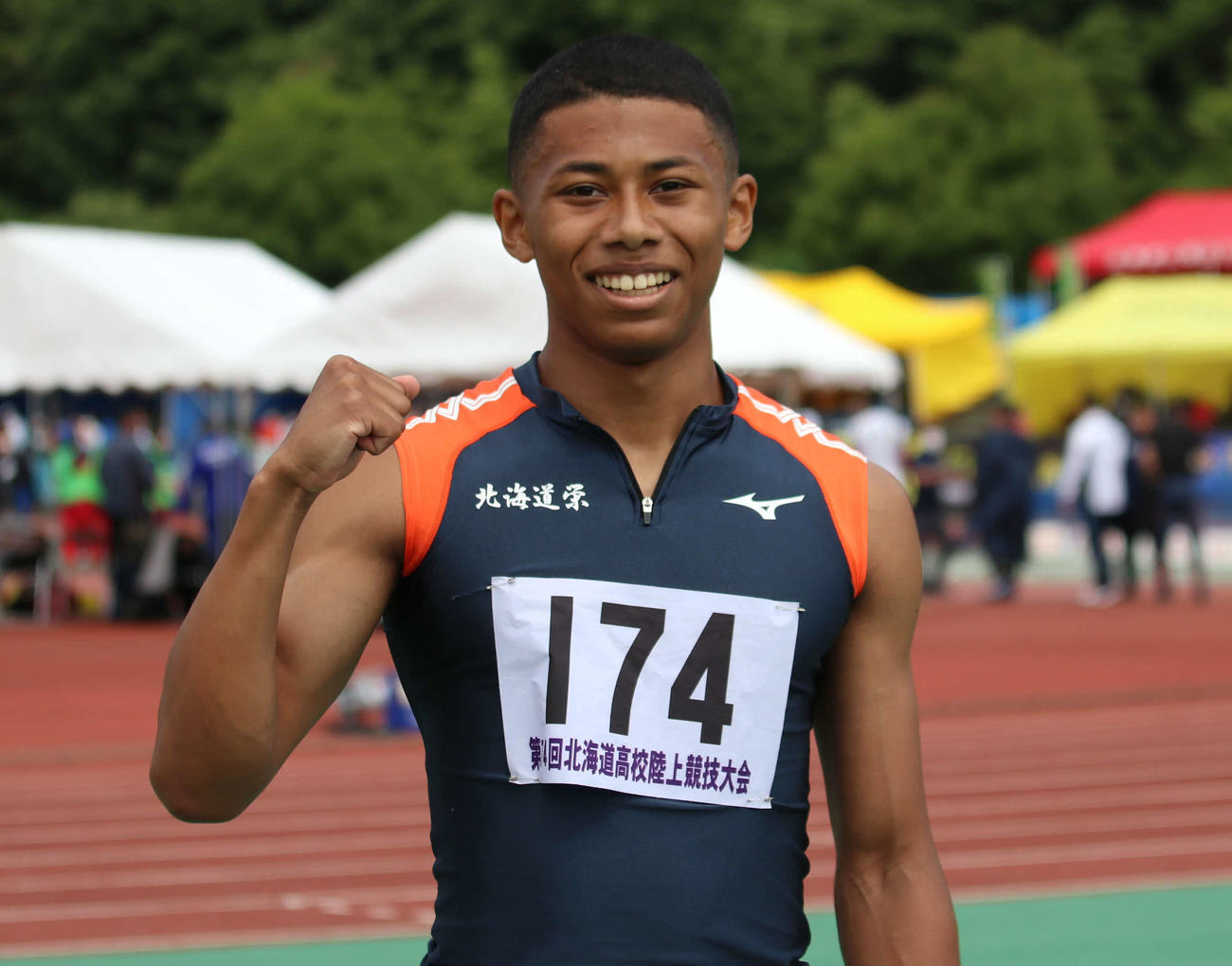男子200メートル優勝でガッツポーズをみせる北海道栄のエケ（撮影・山崎純一）